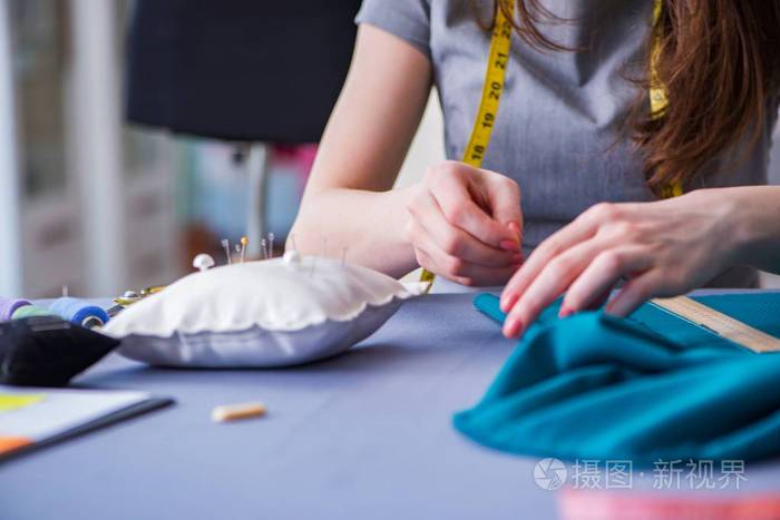 女裁缝工作服装缝纫拼接测量法照片-正版商用图片0zdr4q-摄图新视界
